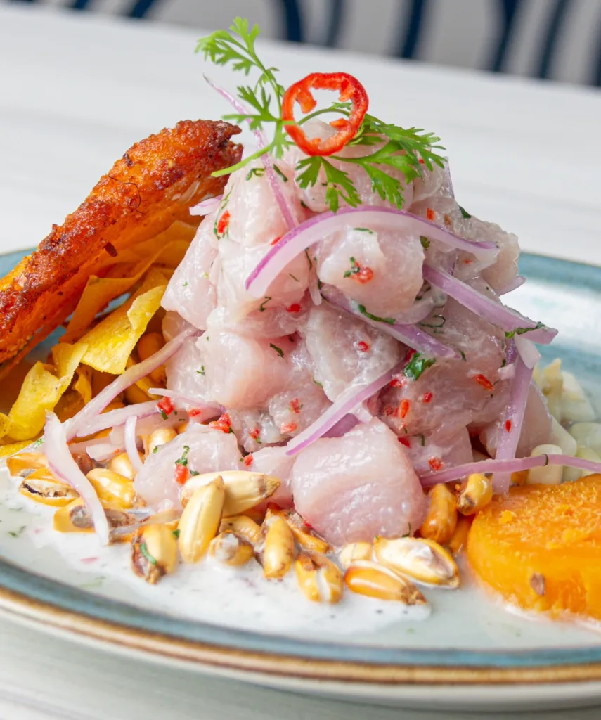 Una foto de ceviche, un plato típico peruano a base de pescado.