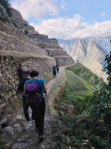 Gente que recorre el Camino Inca hacia Machu Picchu.