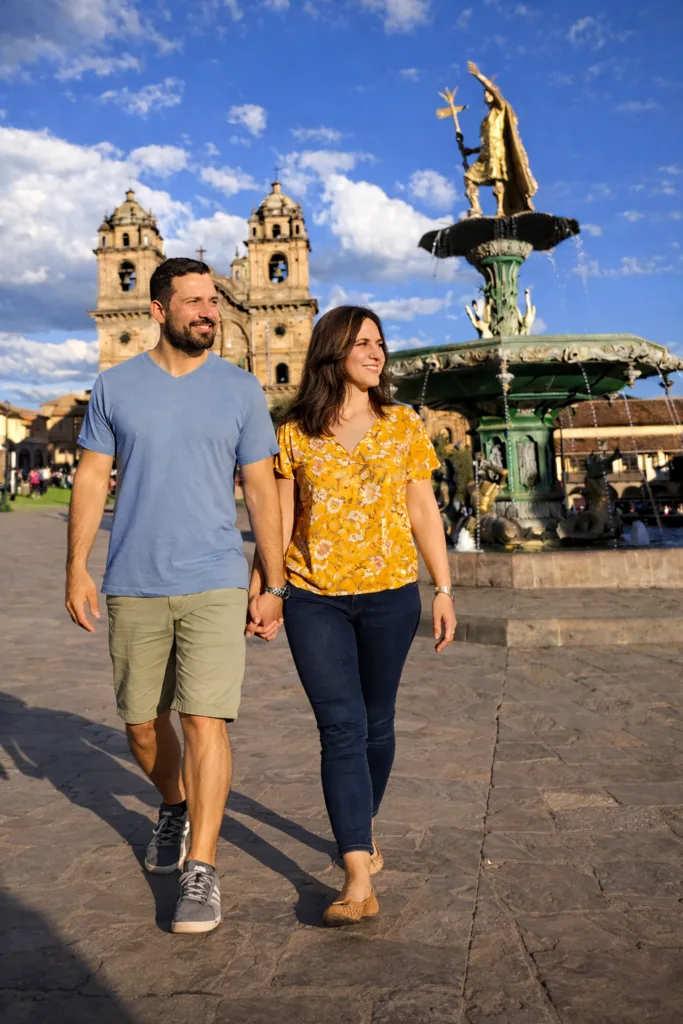 Una foto de una pareja paseando por la Plaza de Armas de Cusco.