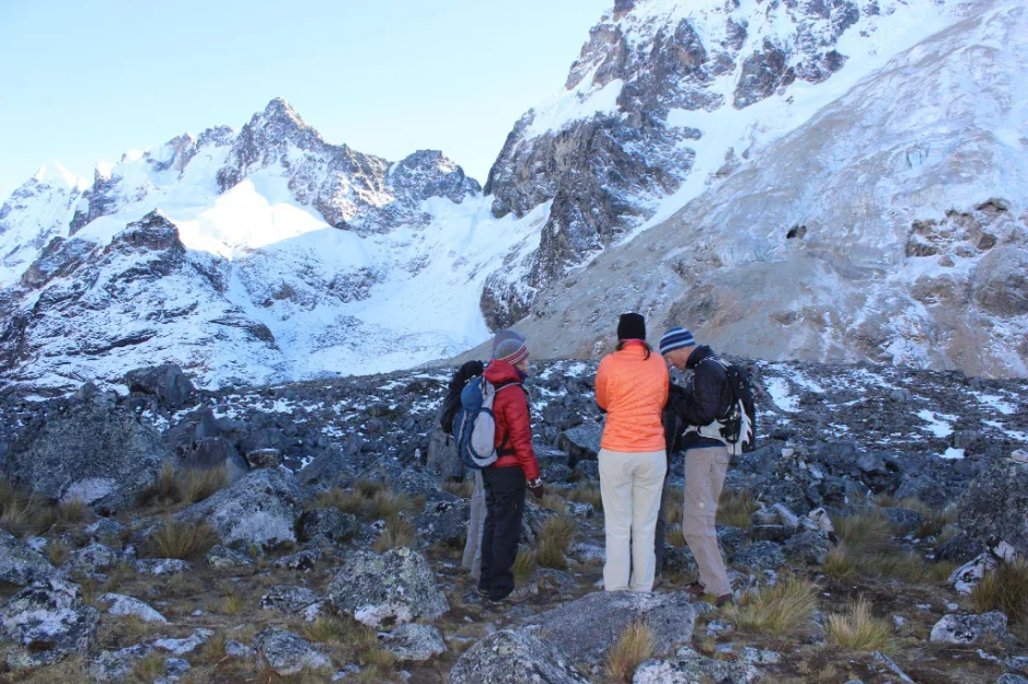 Una foto de excursionistas en la nieve en el glaciar Salkantay en Cusco.