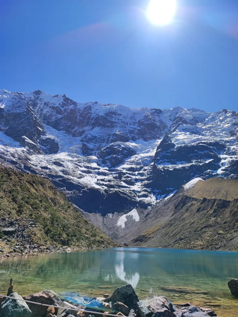 Una fotografía del lago Humantay y sus aguas turquesas, en Cusco.
