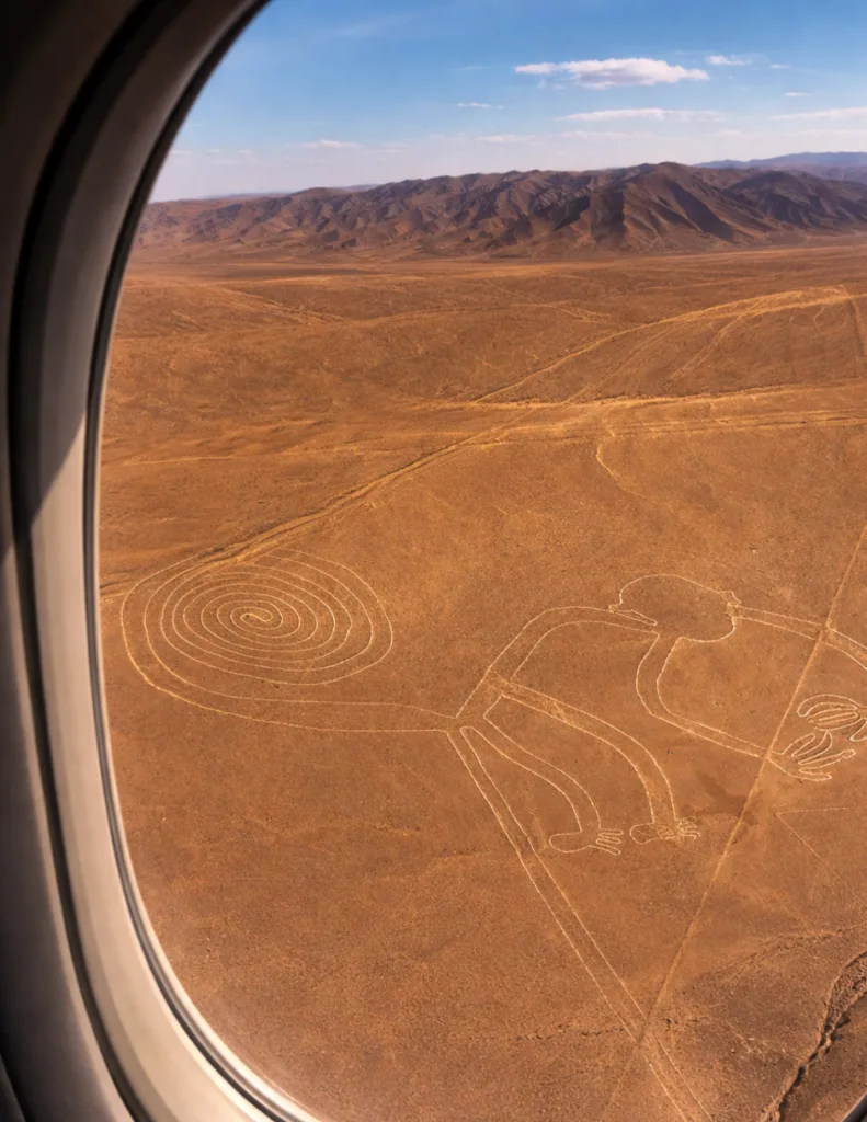 Fotografía de la figura del mono de las Líneas de Nazca, tomada desde un avión.