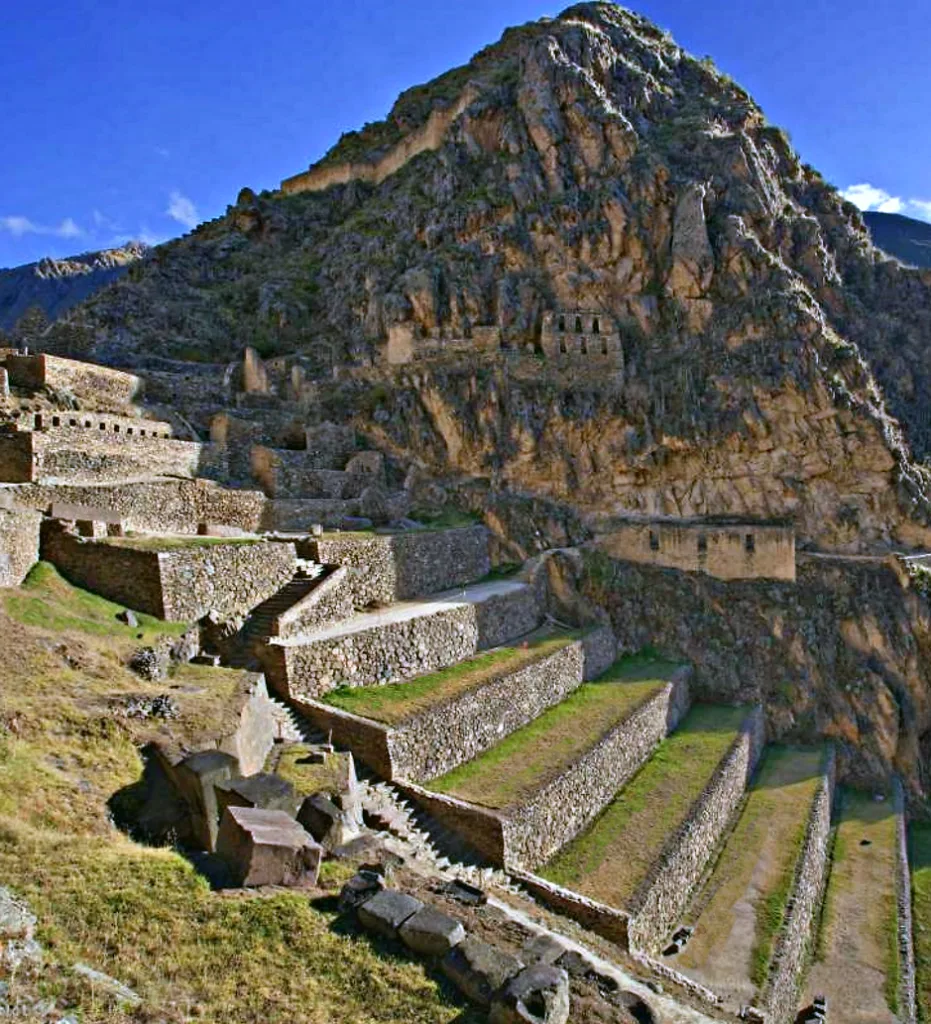Una fotografía de las escaleras de las ruinas de Ollantaytambo en Cusco.