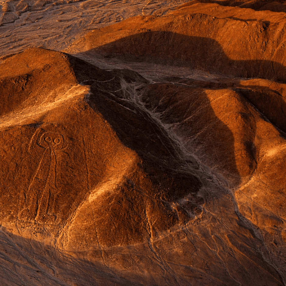 A photo of a Nazca geoglyhp on a dune in Ica, Peru.