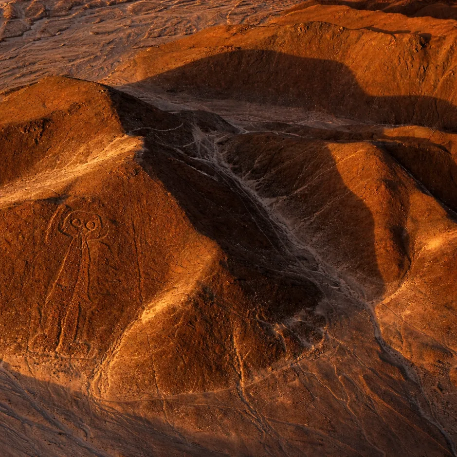 Fotografía de un geoglifo de Nazca en una duna en Ica, Perú.