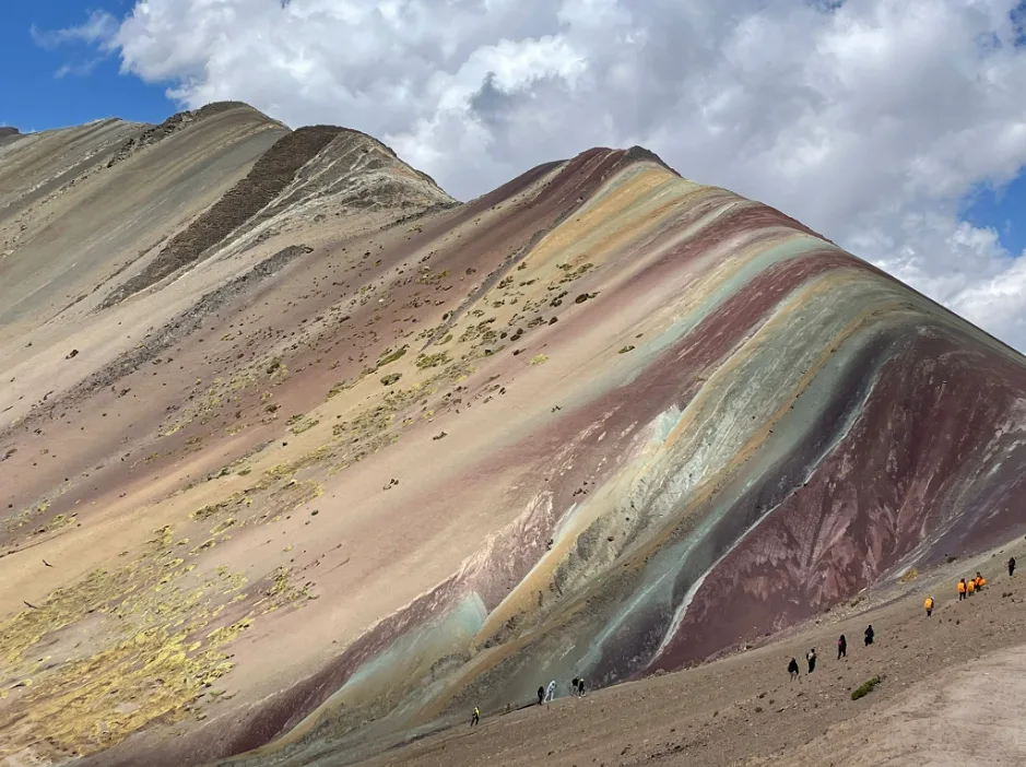 Una fotografía de la Montaña Arcoíris, Vinicunca, en Cusco.
