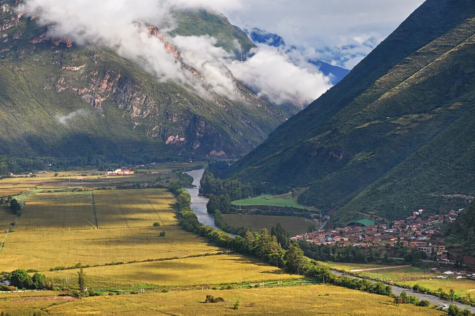 Una fotografía de la entrada al Valle Sagrado de los Incas en Cusco.