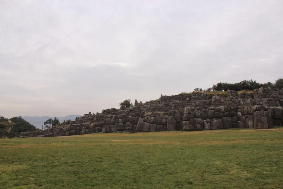 Una foto de Sacsayhuaman, una ruina inca cerca de la ciudad de Cusco.